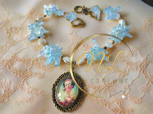 Ce collier est fait à la main avec des aigue-marines naturelles séparées par des perles baroques plates. Il est monté avec un grand camée représentant un tableau de maître