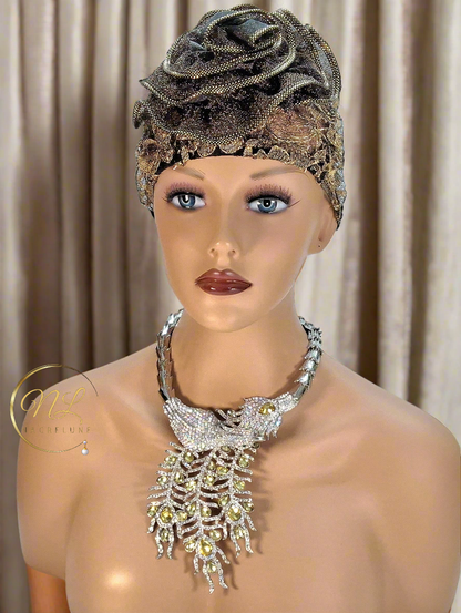 Collier strass couleur aurore boréale représentant un paon monté sur métal argenté