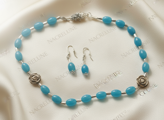 parure en perles de quartz bleus et fleurs sculptées en oeil du tigre NACRELUNE parure