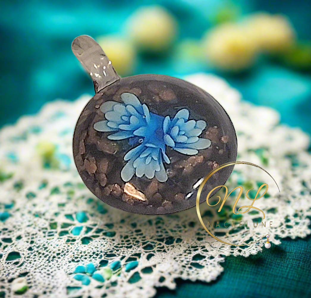 Pendentif en verre fleuri Bleu nacrelune.com pendentif