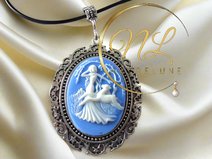 Grand pendentif camée représentant une scène de chasse antique (Bleu)