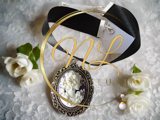 Grand pendentif camée en resine mauve et belle dame en relief blanc