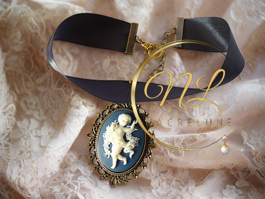 Grand pendentif camée en résine bleue avec un ange blanc  en relief