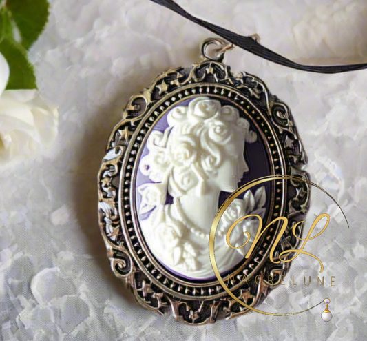 Grand pendentif camée en resine mauve et belle dame en relief blanc