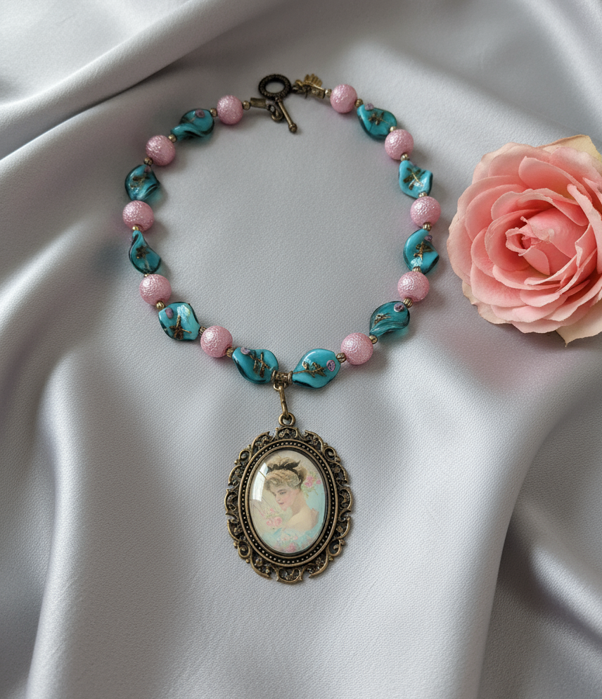 collier en perles de verre et acrylique avec grand camée victorien NACRELUNE collier