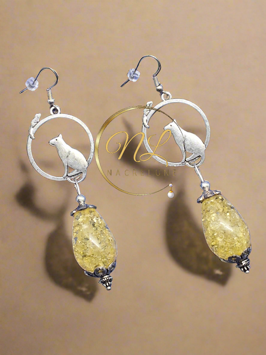 boucles d’oreille chat avec grande perle d’ambre reconstituée 