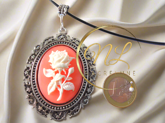 Grand pendentif camée en résine orange avec rose blanche