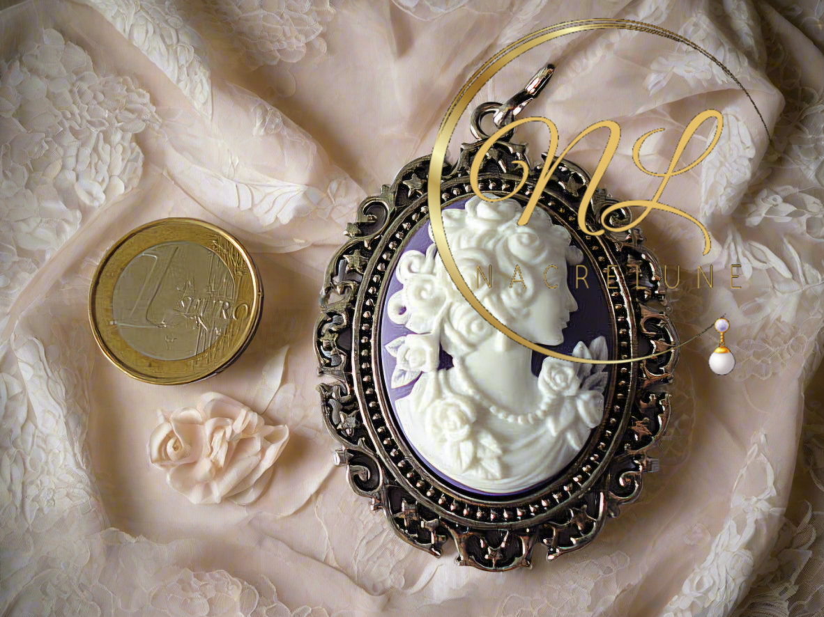 Grand pendentif camée en resine mauve et belle dame en relief blanc