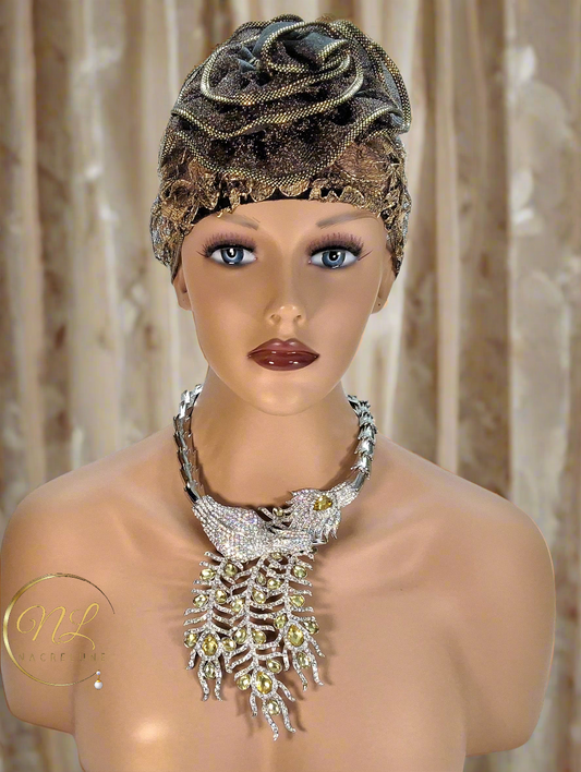 Collier strass couleur aurore boréale représentant un paon monté sur métal argenté