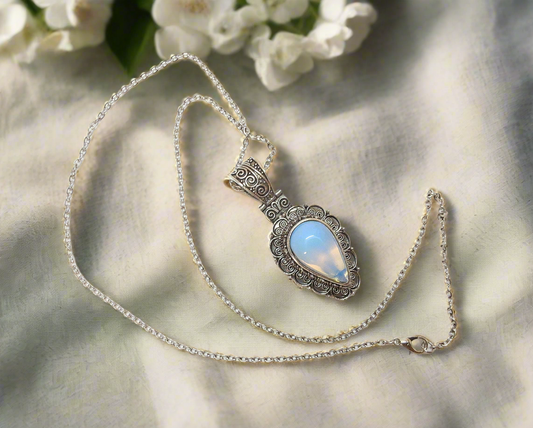Pendentif fantaisie argenté avec opalite naturelle