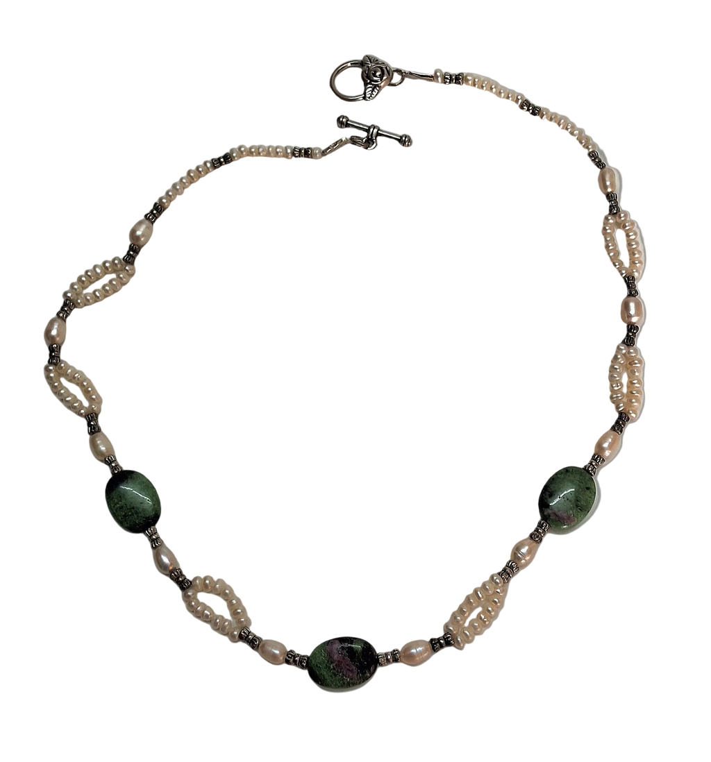 Collier en perles de culture et rubis zoïsites polis nacrelune.com collier