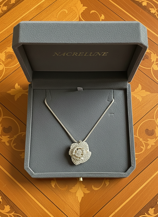 Pendentif en strass en forme de rose stylisée NACRELUNE pendentif