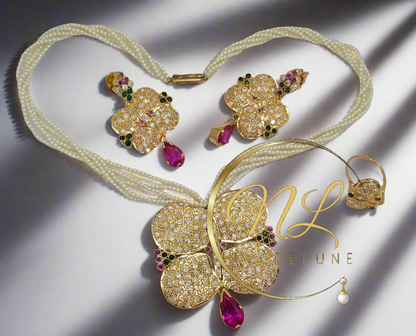 un collier et  boucles d'oreilles en perles fines avec des pierres de zirconium rose