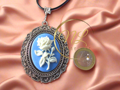 Grand pendentif camée en résine bleue avec rose blanche