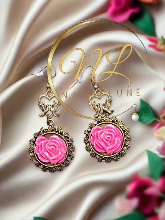 ravissantes boucles d’oreille romantiques en forme de colombes, ornées de délicieuses roses pailletées