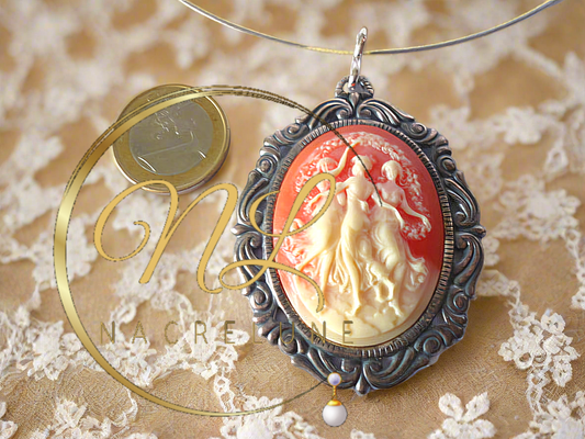 Grand pendentif camée orange représentant 3 grâces