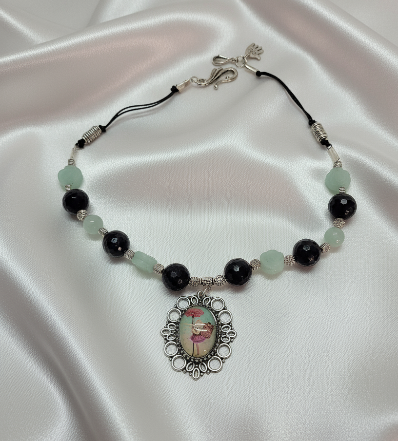 Collier en perles d'aigue marines et tourmalines véritables avec camée petite fée des fleurs NACRELUNE collier