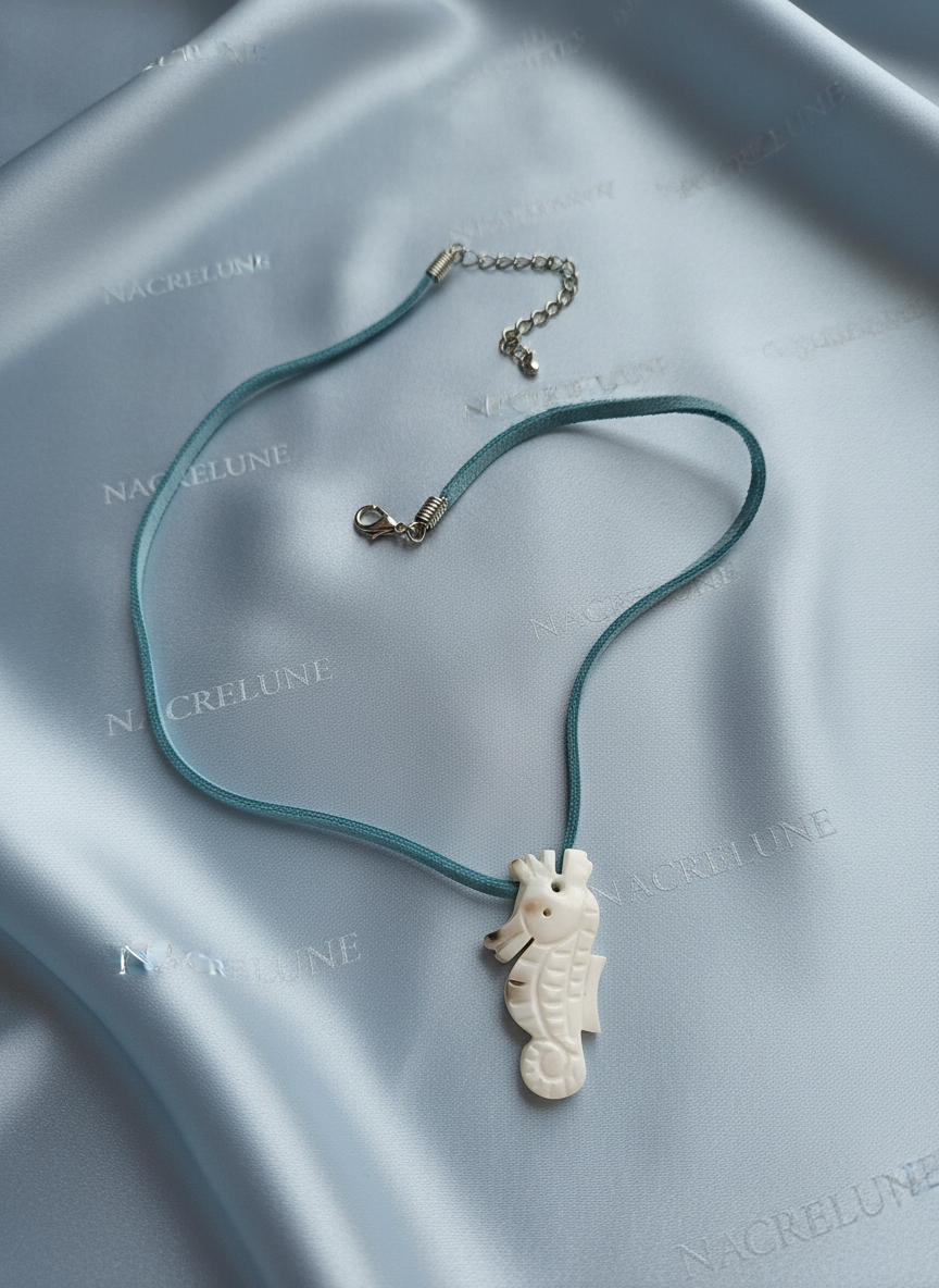 Pendentif hyppocampe en nacre avec son lien cuir nacrelune.com pendentif