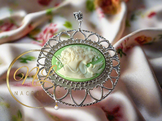 Grand pendentif camée en résine imitant le style ancien, vert