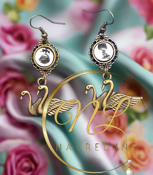 boucles d’oreille cygnes avec camée, en couleur or vieilli avec leur camée représentant une jolie dame