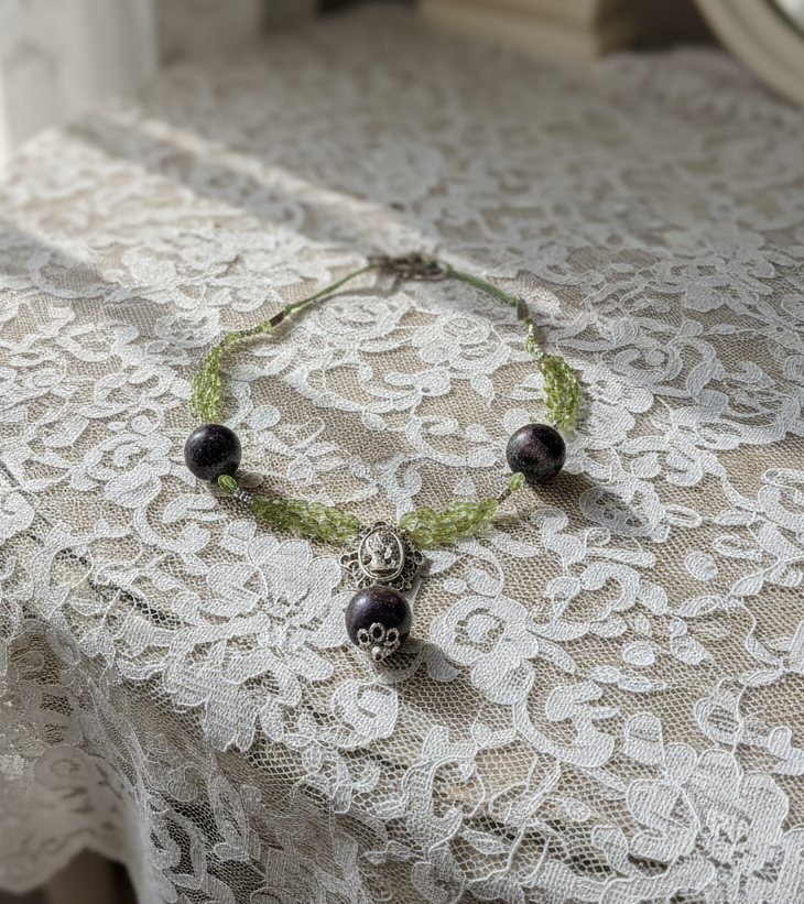 Collier en perlles de tourmalines noires et peridots véritables nacrelune.com collier