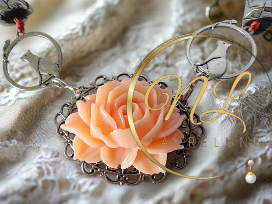 collier avec pendentifs chats et grande rose imitation corail