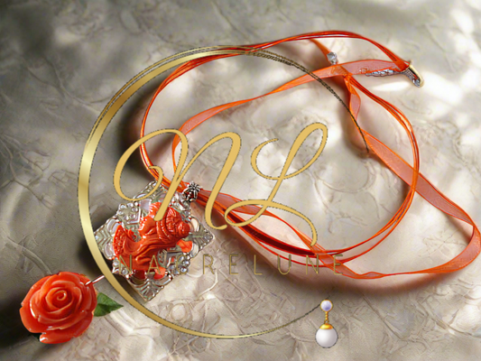 pendentif  en reproduction de corail représentant une jolie dame et une rose sculptée