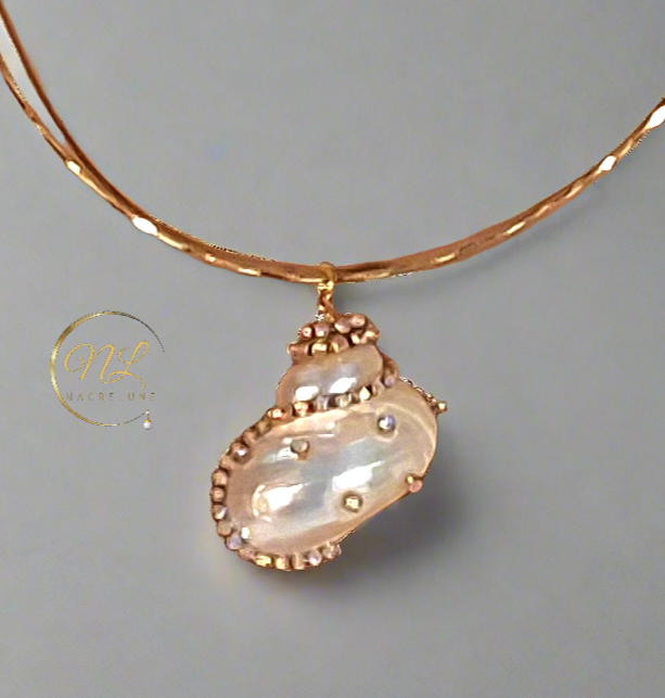 Pendentif en nacre incrusté de strass avec tour du cou semi rigide assorti