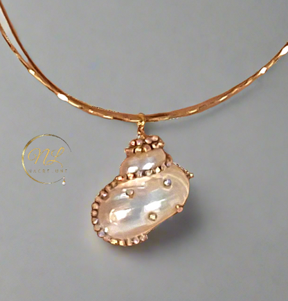 Pendentif en nacre incrusté de strass avec tour du cou semi rigide assorti