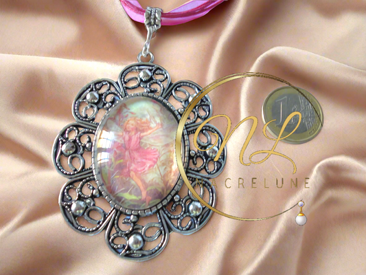 Grand pendentif camée représentant une fée des fleurs