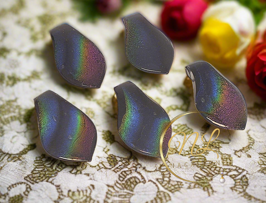 Pendentif en verre aux reflets multicolores