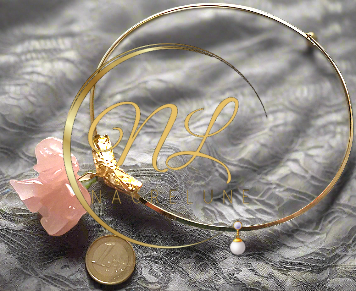 Collier doré fantaisie rigide avec éléphant sculpté en quartz rose