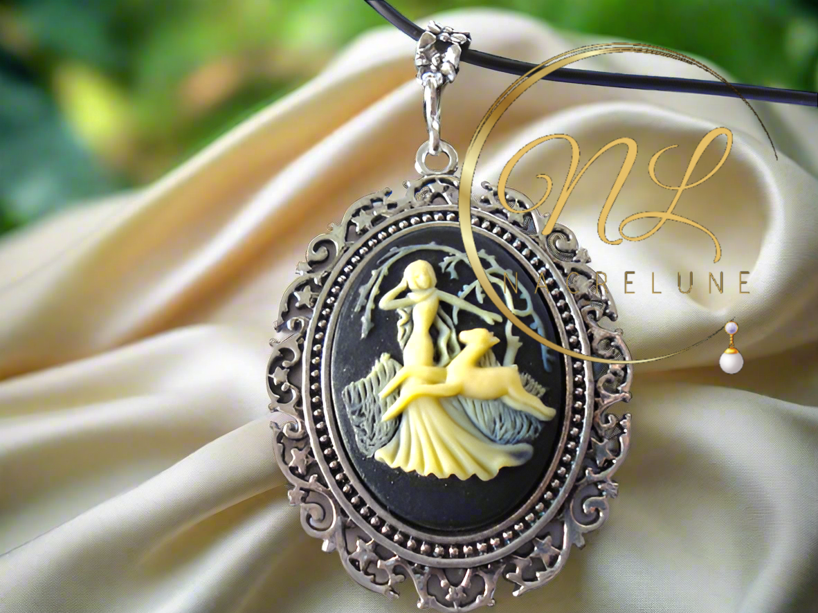 Grand pendentif camée représentant une scène de chasse antique (noir )