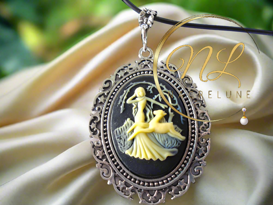 Grand pendentif camée représentant une scène de chasse antique (noir )