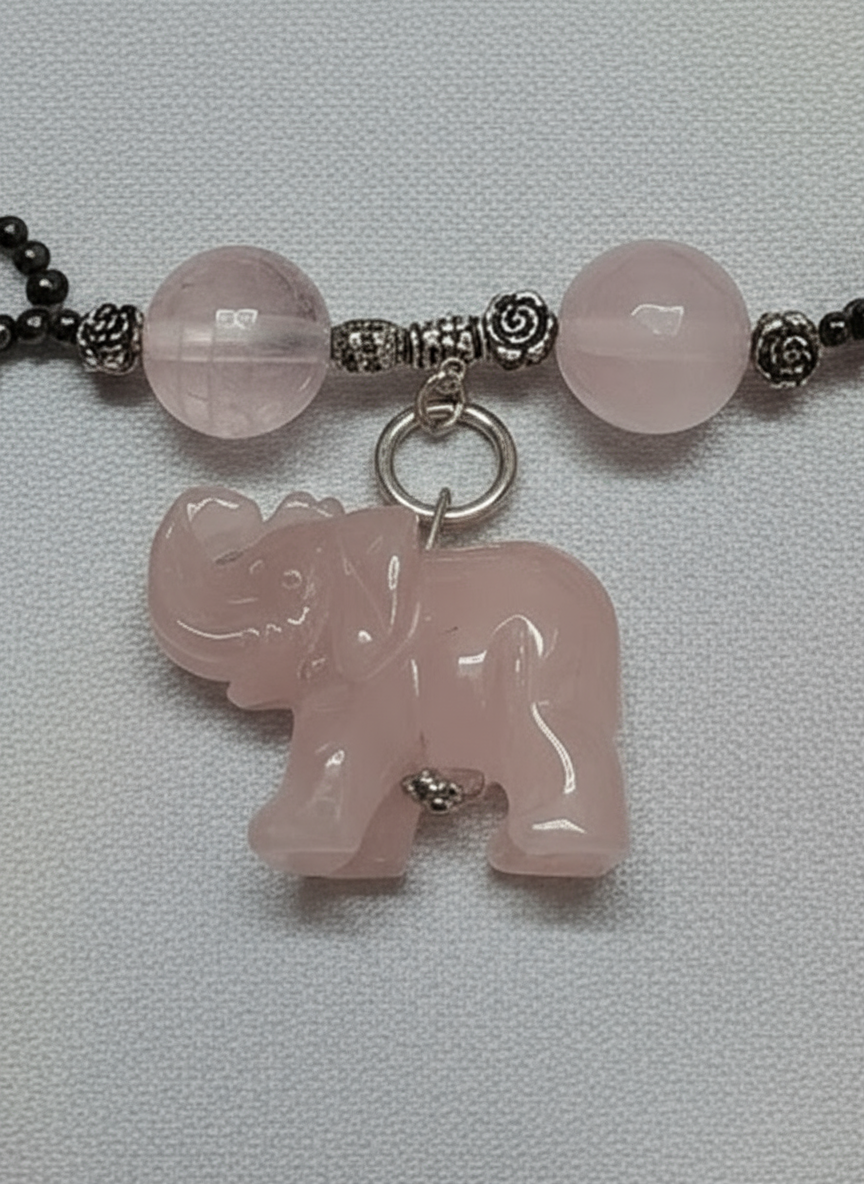 Collier en perles et elephant sculpté en quartz rose véritable nacrelune.com collier