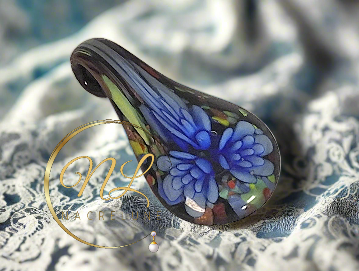 Pendentif en verre représentant une fleur colorée Bleu nacrelune.com pendentif