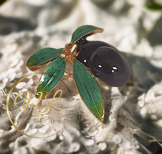 Broche en forme de petite branche d’olivier avec olives noires