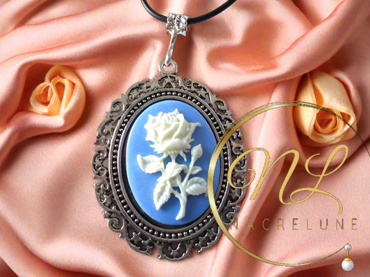 Grand pendentif camée en résine bleue avec rose blanche