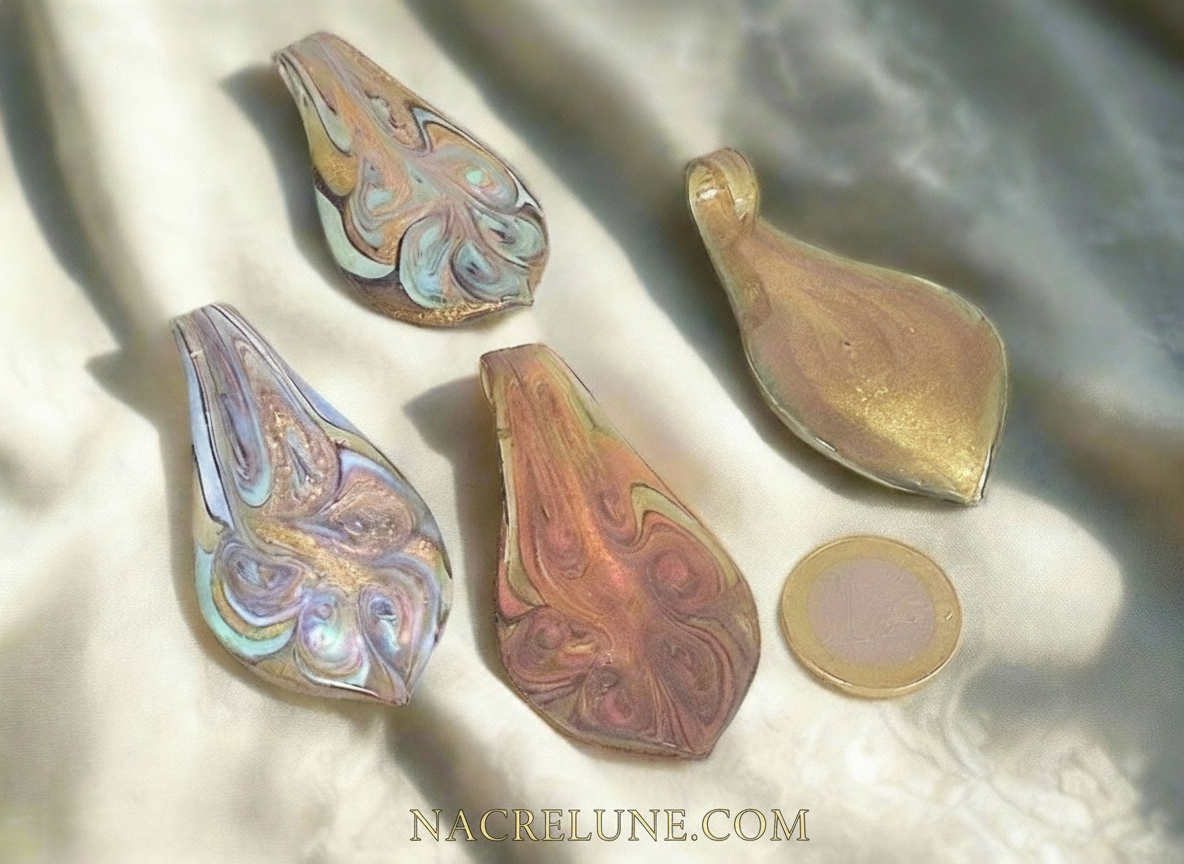 Pendentif en verre décoré décoré et artistique NACRELUNE pendentif