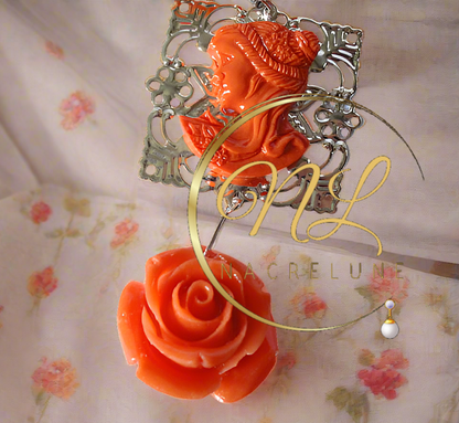 pendentif  en reproduction de corail représentant une jolie dame et une rose sculptée