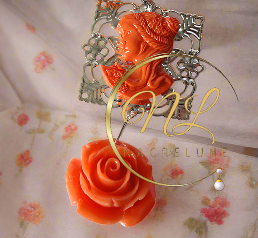 pendentif  en reproduction de corail représentant une jolie dame et une rose sculptée