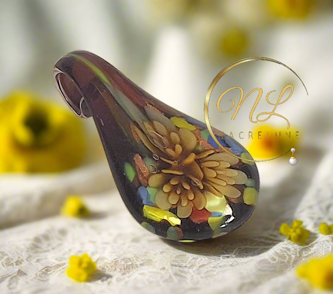 Pendentif en verre représentant une fleur colorée Jaune nacrelune.com pendentif