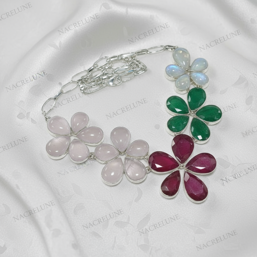 Collier en argent avec rubis émeraudes quartz roses et pierres de lune taillées en forme de fleurs NACRELUNE collier