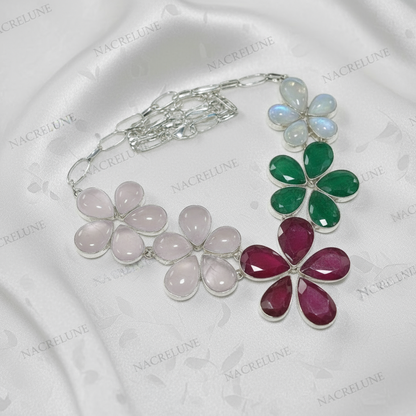 Collier en argent avec rubis émeraudes quartz roses et pierres de lune taillées en forme de fleurs NACRELUNE collier