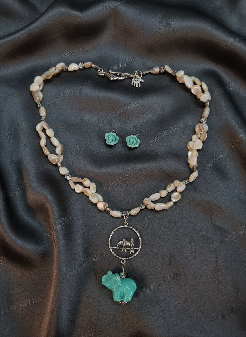 Parure en nacre avec éléphant en résine nacrelune.com parure