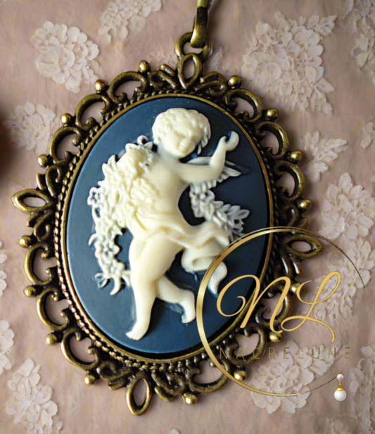Grand pendentif camée en résine bleue avec un ange blanc  en relief