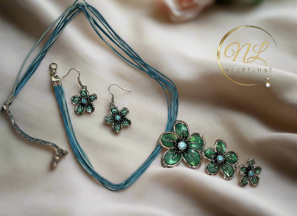 Pendentif en émail et strass en forme de fleurs avec boucles assorties nacrelune.com parure