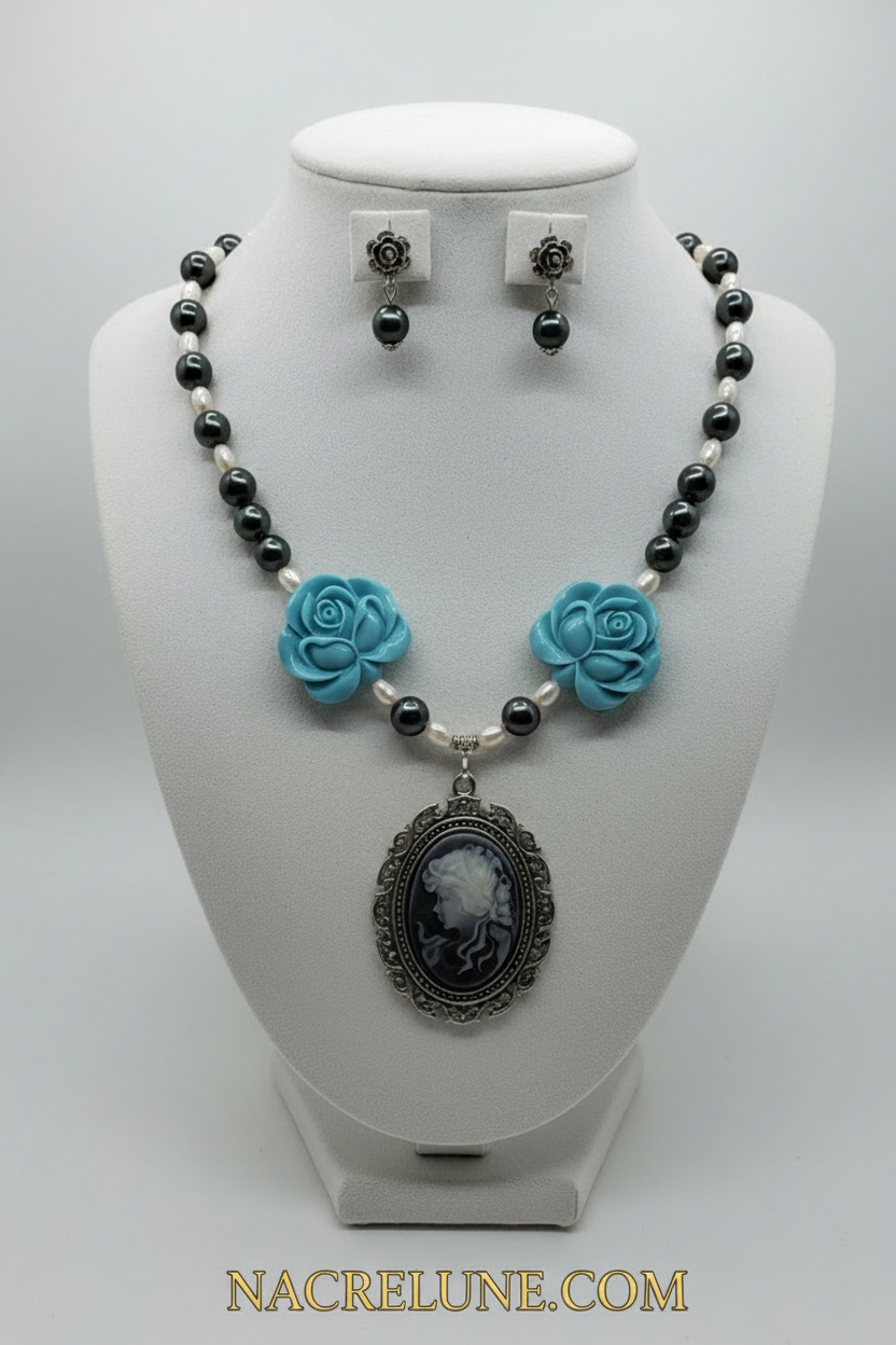 Parure en perles de nacre avec fleurs en resine turquoise et camée nacrelune.com parure