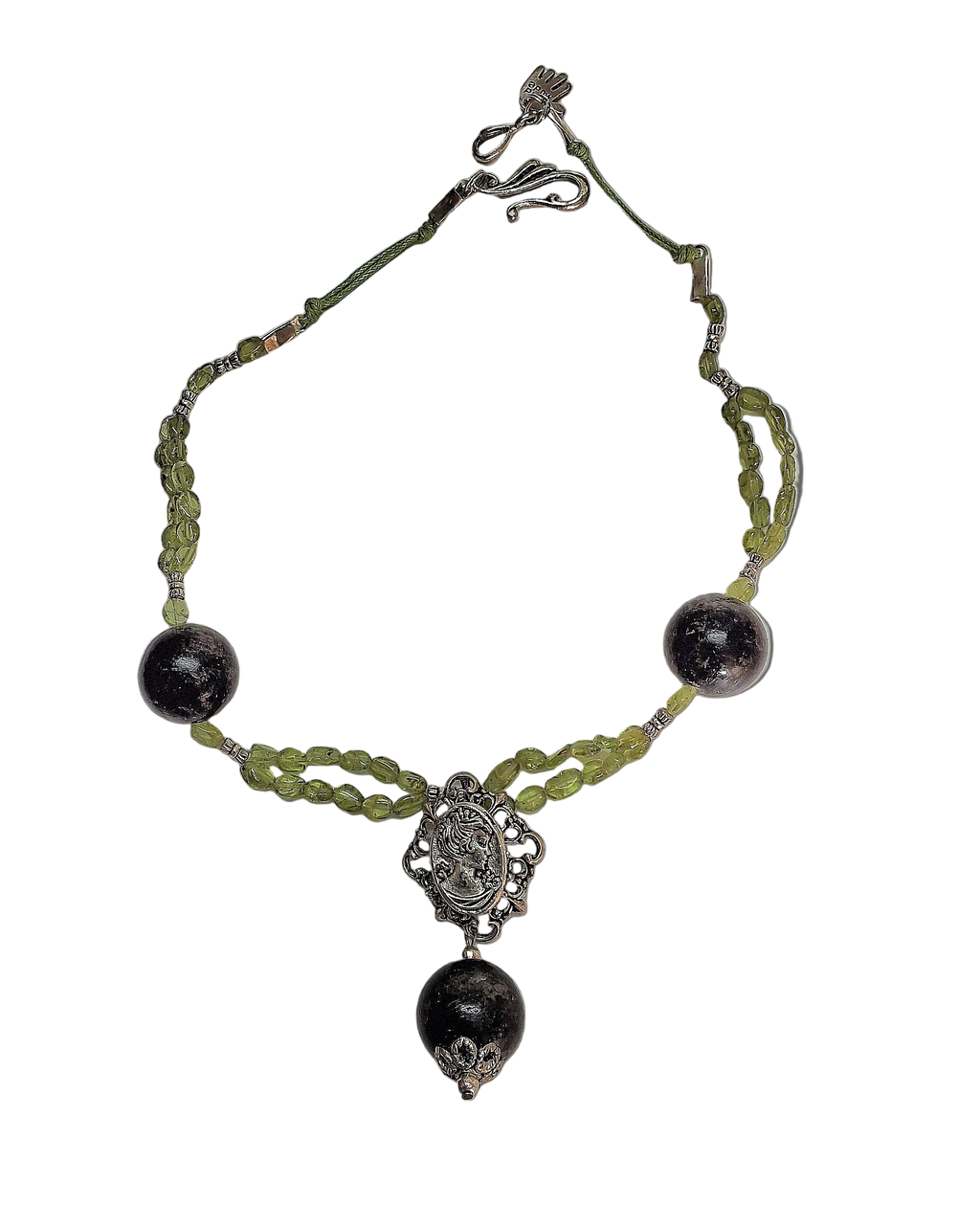Collier en perlles de tourmalines noires et peridots véritables nacrelune.com collier