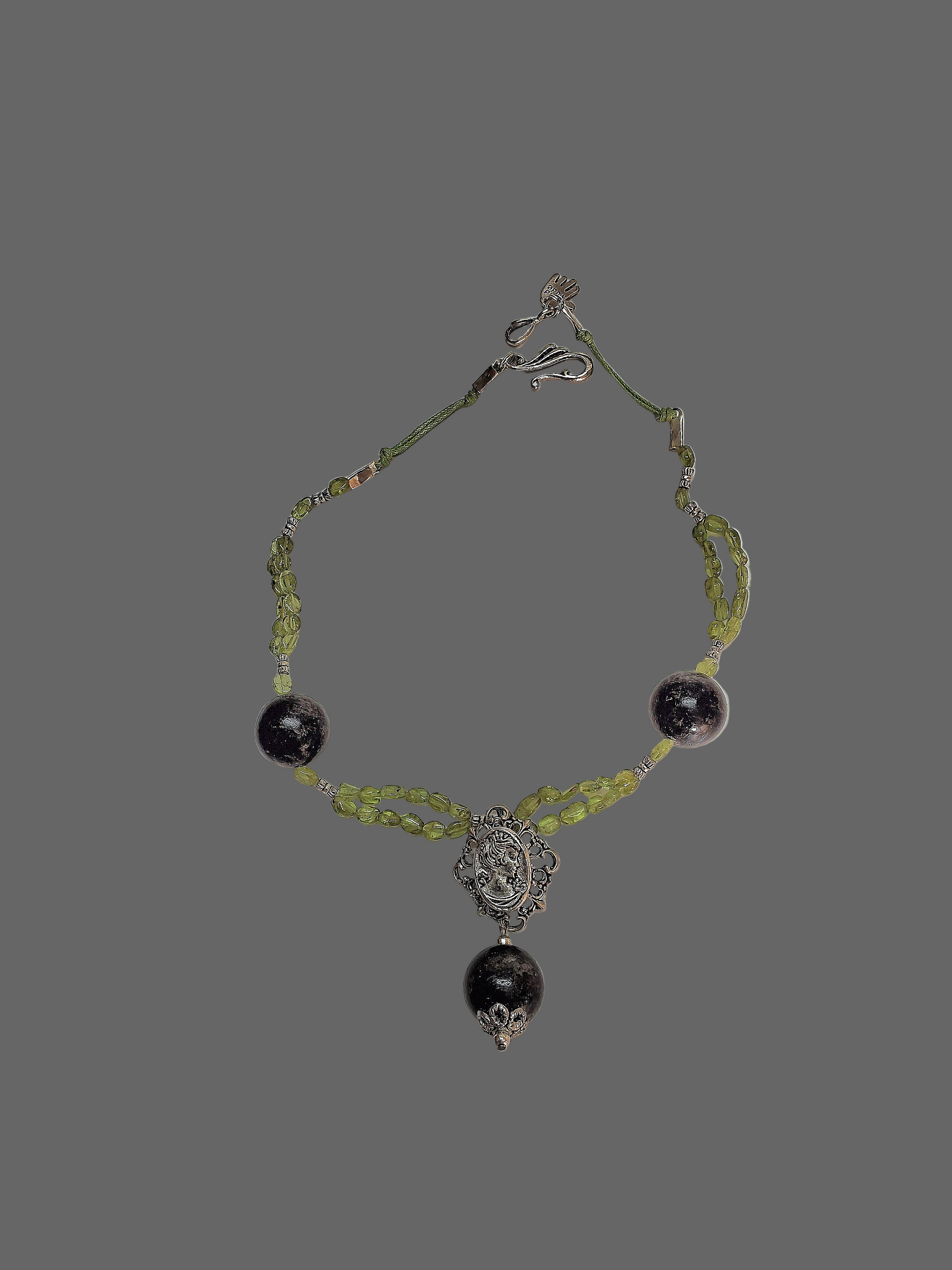 Collier en perlles de tourmalines noires et peridots véritables NACRELUNE collier